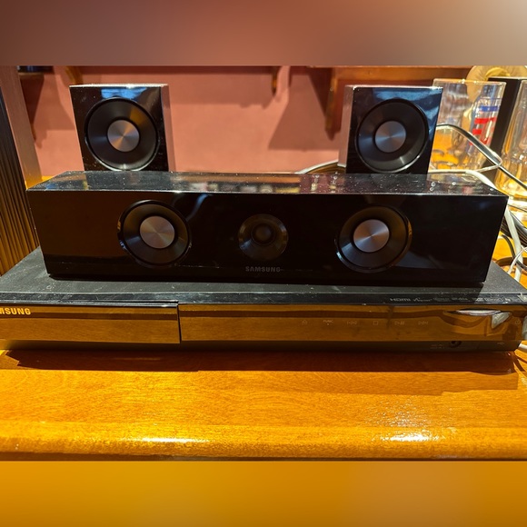 Samsung Home Theater Surround Sound 5.1 - Picture 1 of 7